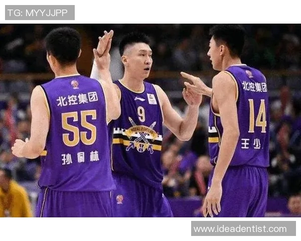 八一队与首钢激战正酣谁将赢得这场篮球巅峰对决的荣耀